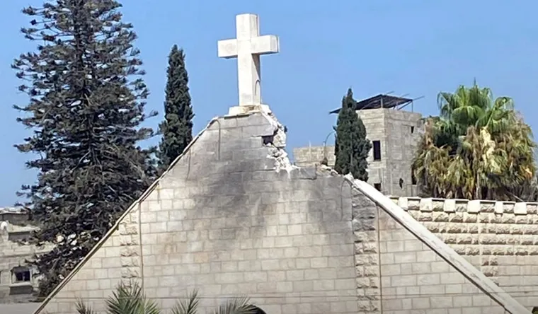 Israel bombardeó la única iglesia católica de Franja de Gaza e hirió a un cura de Argentina